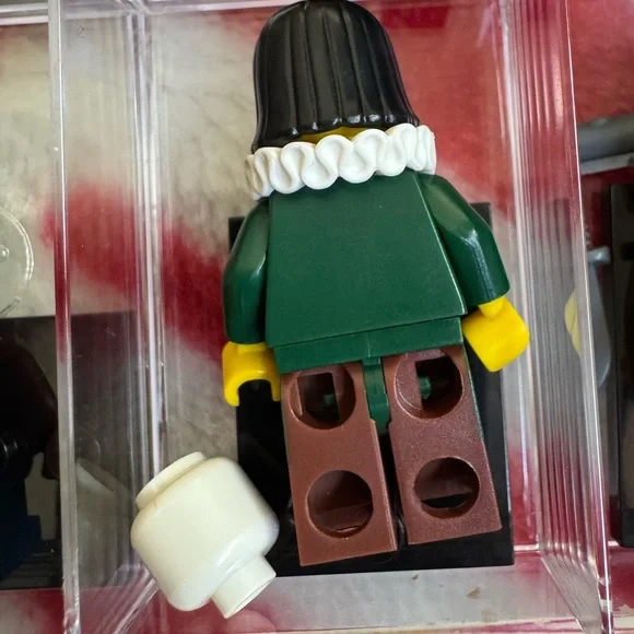 LEGO Series 8 Collectible Minifigures 8833 - The Thespian - Picture 2 of 2